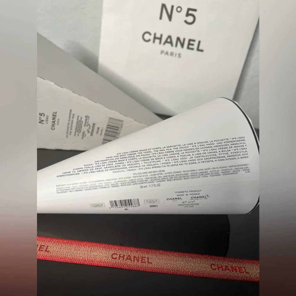CHANEL N°5 L’EAU The Mystery Box Factory 5 Collection Pochette SET PLUS GIFT BAG - Picture 8 of 9